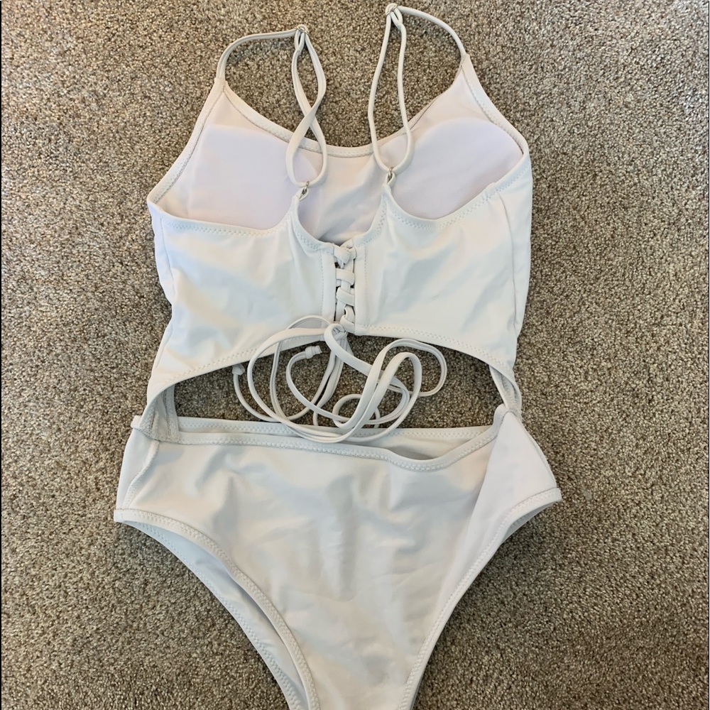 One piece - Picture 2 of 6